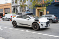 Három önvezető autó találkozott, megszületett az év legviccesebb autós videója 6