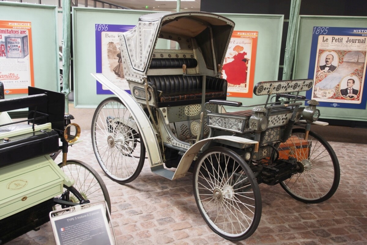 Itt egy autó, amiben nincs kormány, és ez nem a jövő