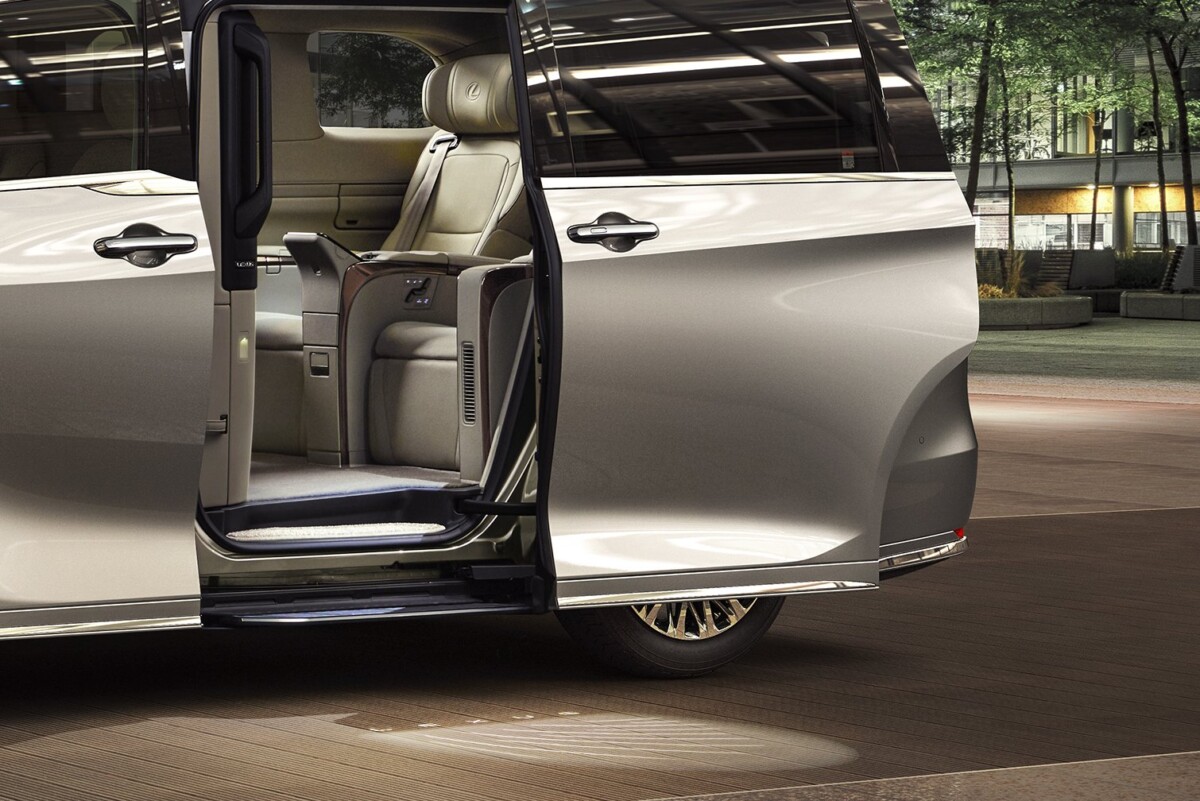 Szintet lépett a Lexus luxusbusza