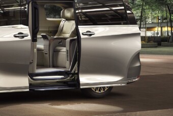 Szintet lépett a Lexus luxusbusza