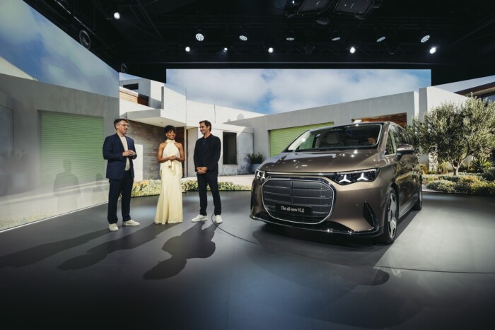 79 centis tévé van ebben a Mercedesben 6