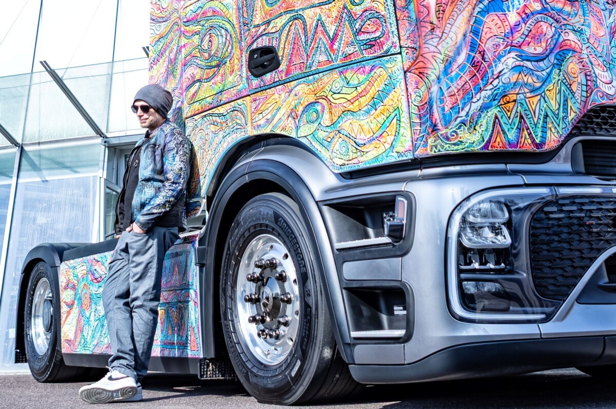 Színtévesztő művész pingálta ki ezt a Mercedest