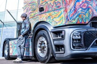 Színtévesztő művész pingálta ki ezt a Mercedest