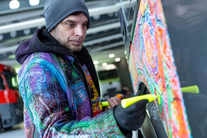 Színtévesztő művész pingálta ki ezt a Mercedest 7