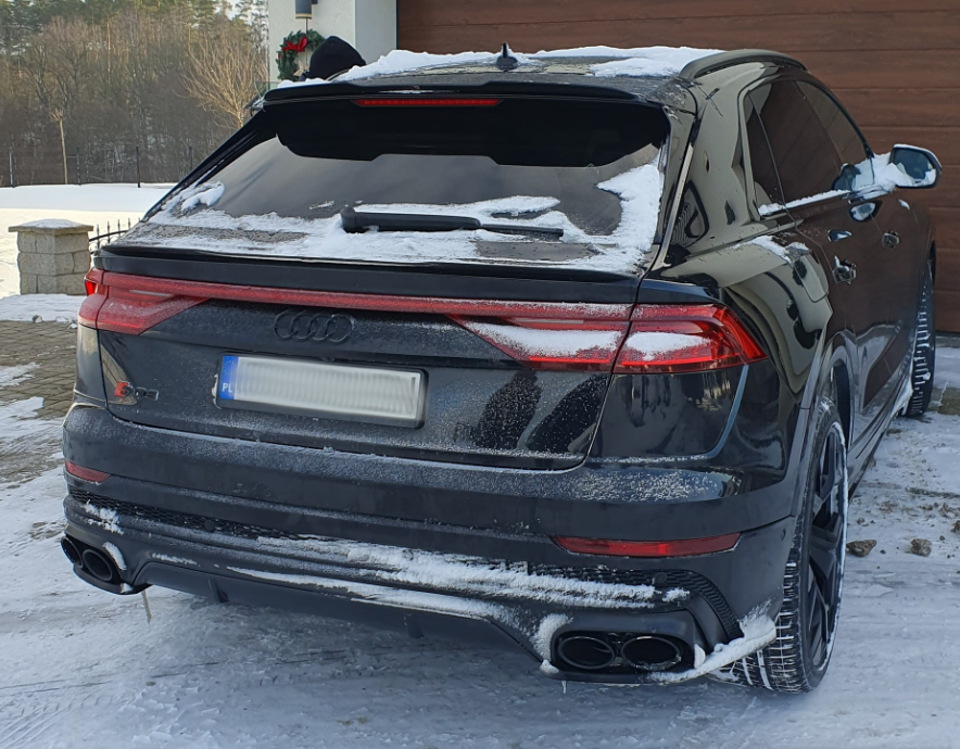 Féláron szórja ki a lefoglalt luxusautókat a lengyel adóhivatal 8