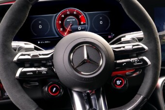 Jön a Mercedes brutális szedánja: első fotók