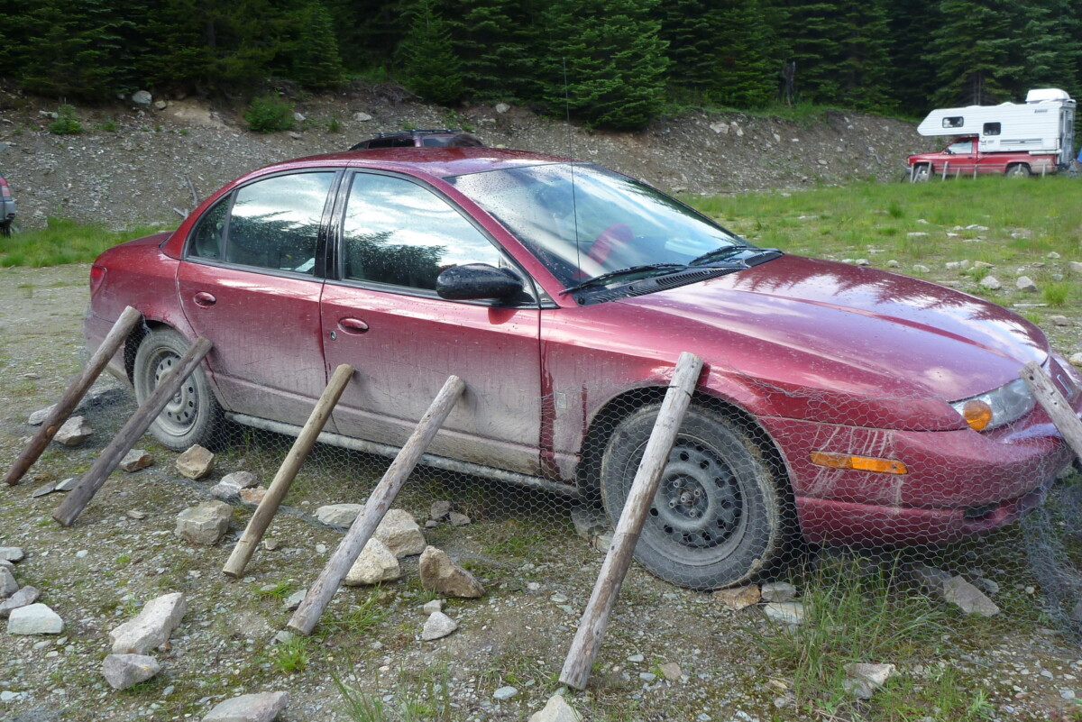 Csirkehálóval tekerik körbe autóikat a túrázók