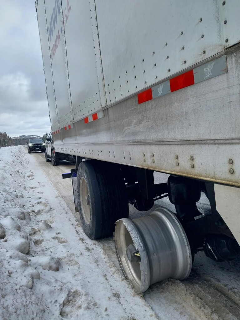 100 kilométert tett meg egy kamionos csupasz felnivel, mire megállították 1
