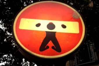 Ha ilyen KRESZ-táblával találkozik valaki, kötelező nevetni