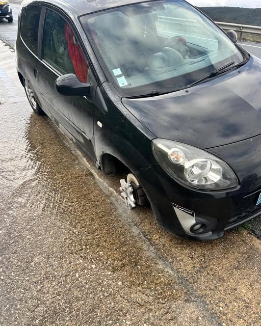 Féktárcsán csúszott a rendőrök elé egy autós 1