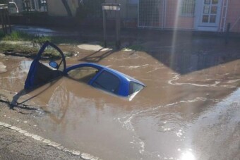 Akkora csőtörés volt Budapesten, hogy a víz elnyelt egy autót