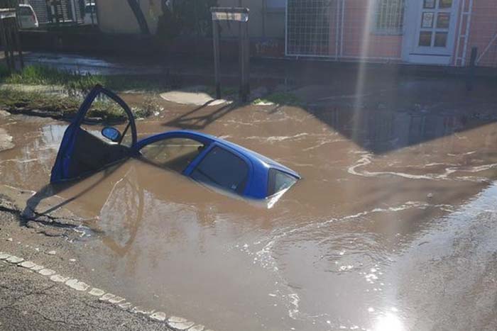 Akkora csőtörés volt Budapesten, hogy a víz elnyelt egy autót
