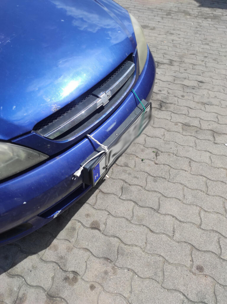 Ahogy ez a magyar rendszám felkerült az autóra, annál kókányabb megoldást ritkán látni 1