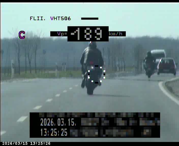 A rendőrök is csak néztek, mennyivel tépett egy motoros Orosháza felé 1