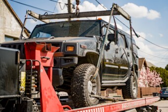 Ritka autó porosodott az út mentén Érden, az önkormányzat darura akasztotta