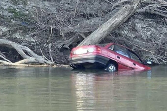 Nem minden hős visel köpenyt: egy tiszai kompos mentette meg az autós életét