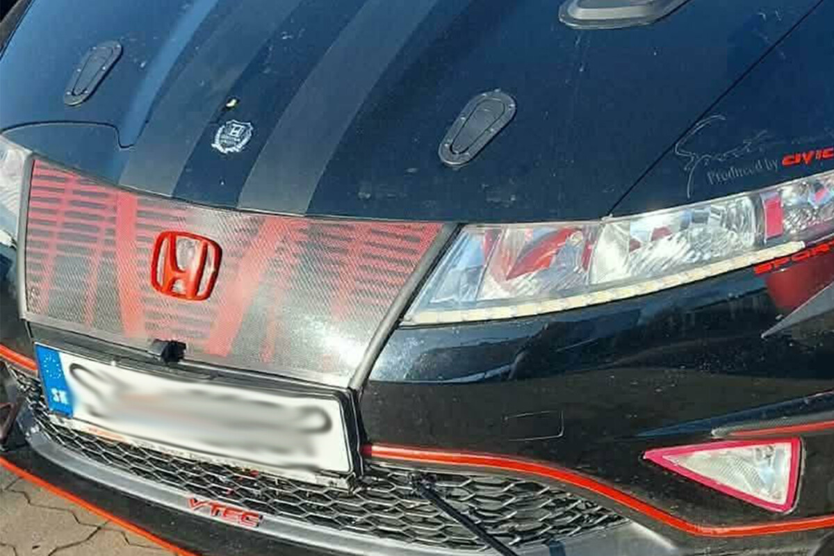 Olyan otromba autóra bukkantak egy parkolóban, amitől meghajlik a tér