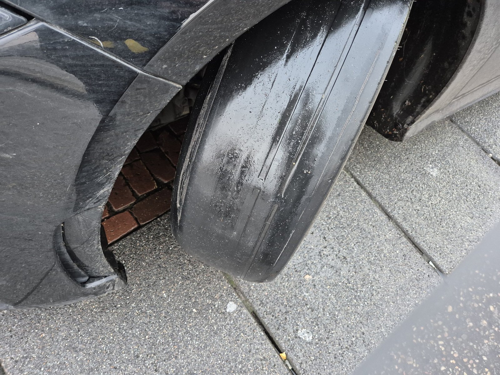 A rendőrök mutatták meg az autósnak, hogy életveszélyes állapotú kocsit vezet 1