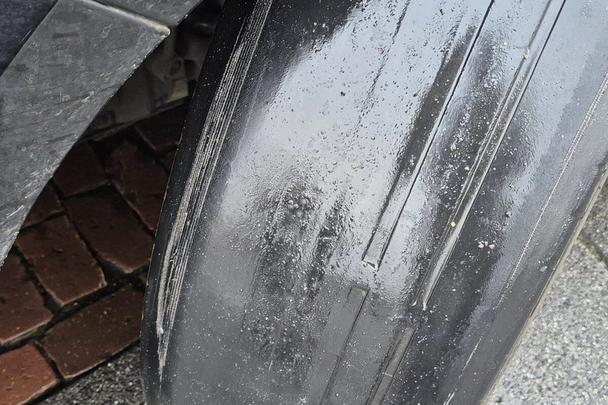 A rendőrök mutatták meg az autósnak, hogy életveszélyes állapotú kocsit vezet