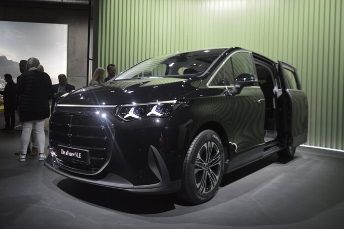 79 centis tévé van ebben a Mercedesben 7