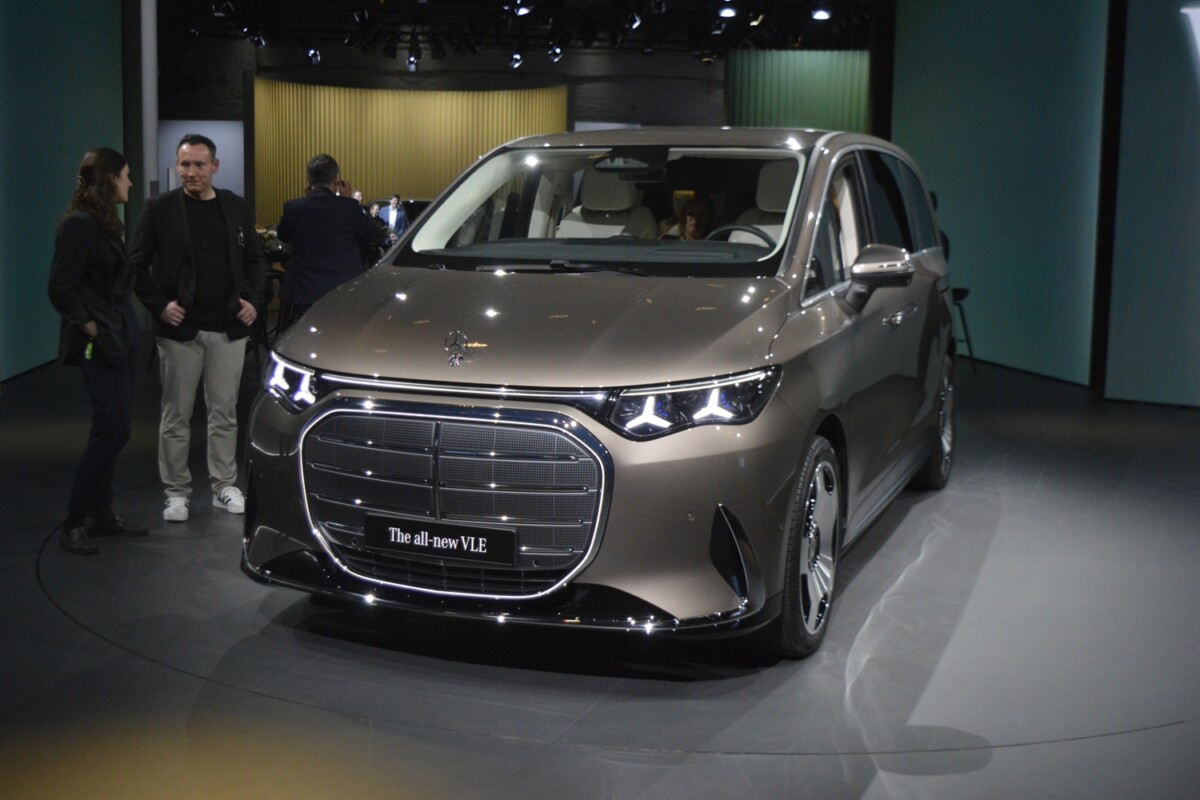 79 centis tévé van ebben a Mercedesben