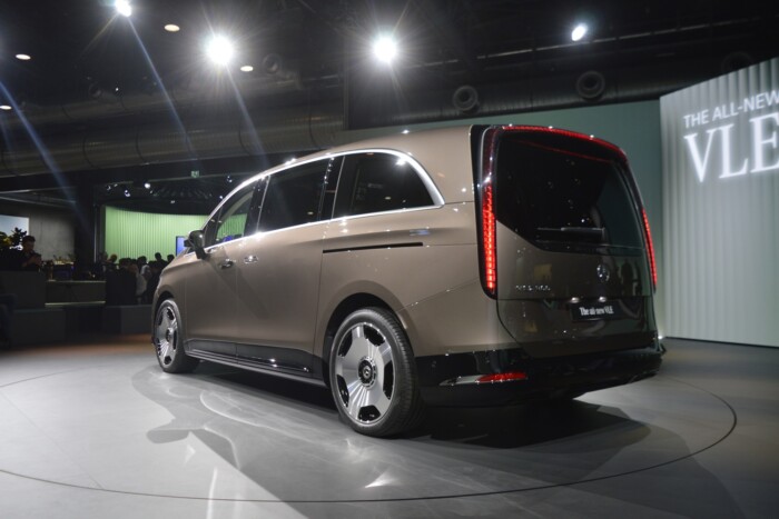 79 centis tévé van ebben a Mercedesben 8