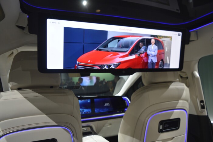 79 centis tévé van ebben a Mercedesben 11