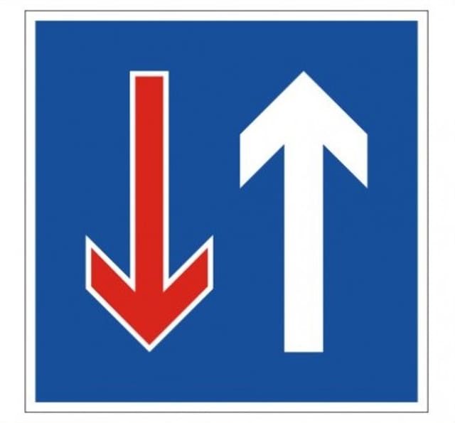 Két KRESZ-tábla, amit a fél ország összekever, pedig jelentésük eltér 2 Két KRESZ-tábla, amit a fél ország összekever, pedig jelentésük eltér 2