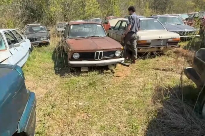 200 elhagyott autóra bukkant egy férfi, 8 órája volt életet lehelni beléjük