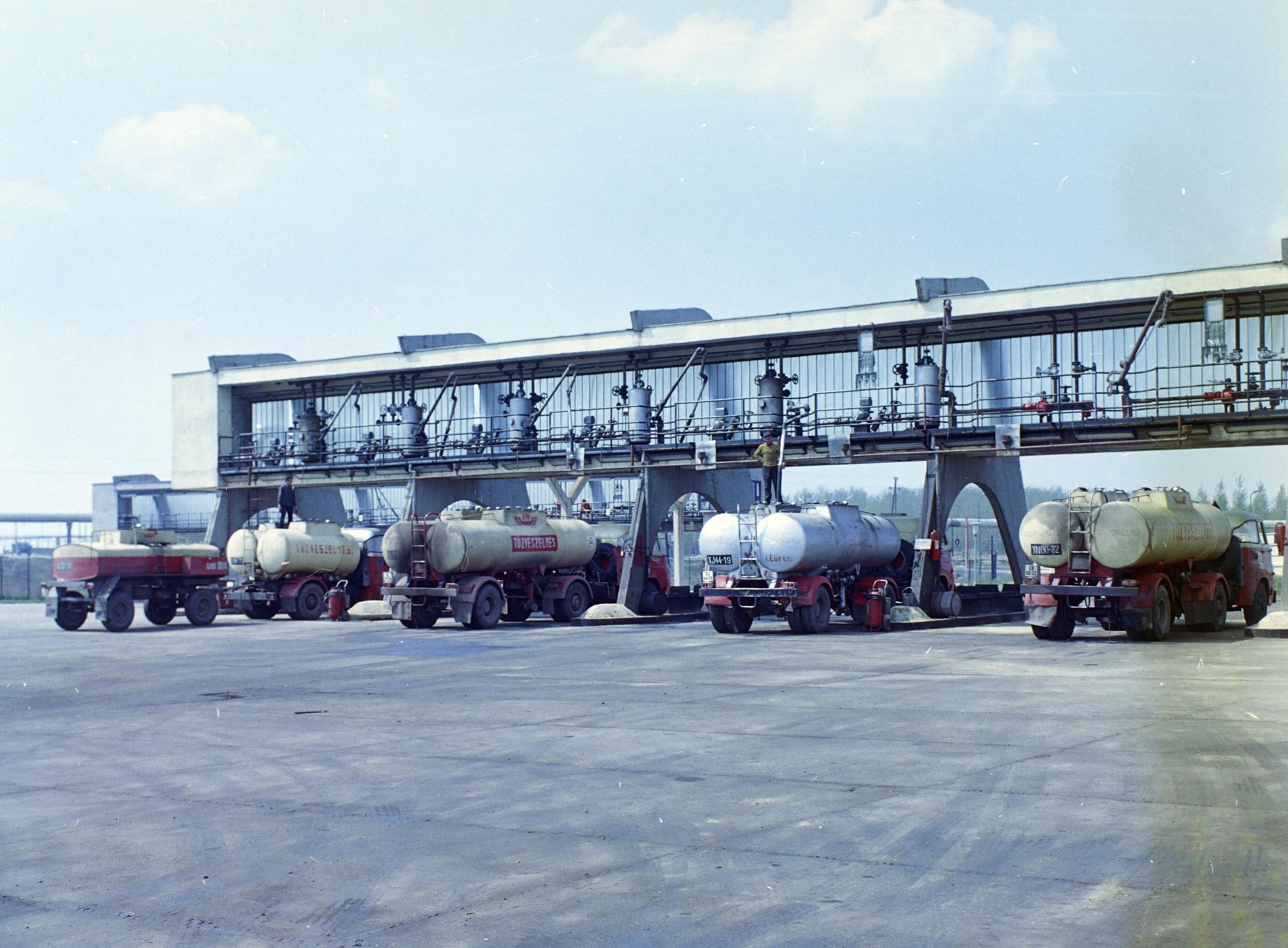 Amikor egy éjszaka alatt lett luxuscikk a benzin 1