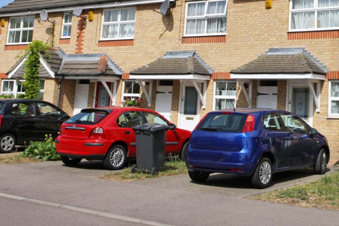 Valaki mindig a házam elé parkol, elállva az utat – mit tehetek? 1