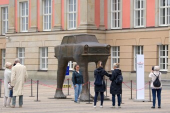 Lázálmaink megtestesítője ez a lábakat növesztő Trabant