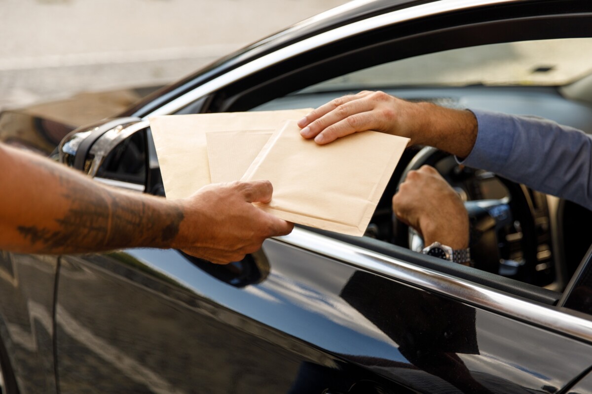 Ezek a sofőrök megtehetik, hogy borítékot csúsztassanak a rendőrnek