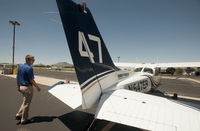 Kocsival tört be a reptérre és gépre akart szállni 1