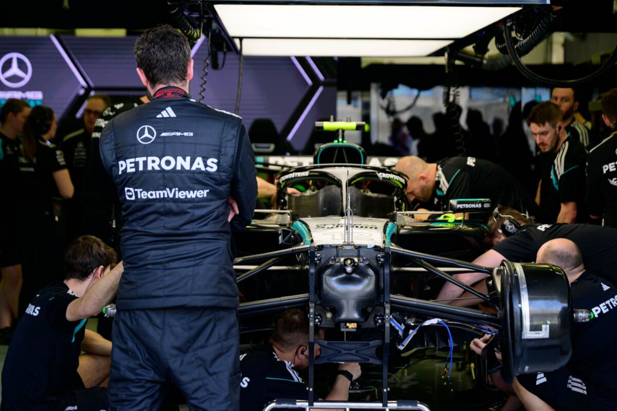 Legfelülről támogatták a Mercedes motortrükkjét