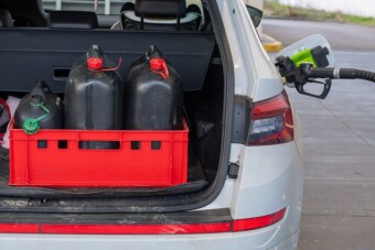 Támogatást kérnek a magyar autósoknak a kis benzinkutak a háború miatt