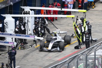 Rendhagyóra sikerült a Cadillac első F1-es kerékcseréje