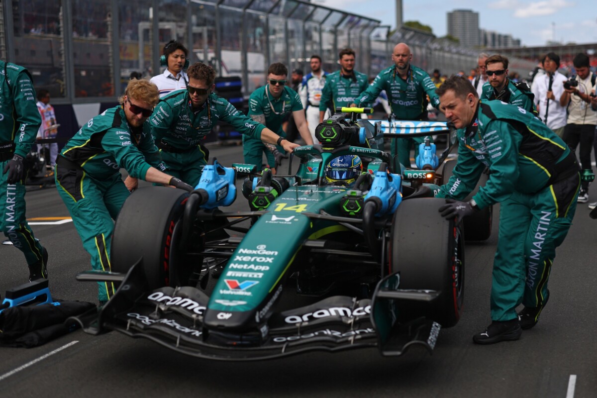 Életjeleket mutatott az Aston Martin, ezt Alonso is élvezte