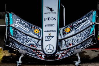 Itt az új F1-balhé: szabálytalan lehet a Mercedes