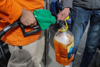 Így néz ki a benzinpánik Indiában, megrohamozták a kutakat