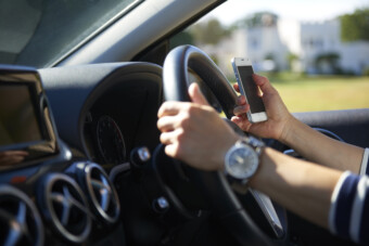 Brutális mennyiségű autós kapott bírságot mobilozás miatt