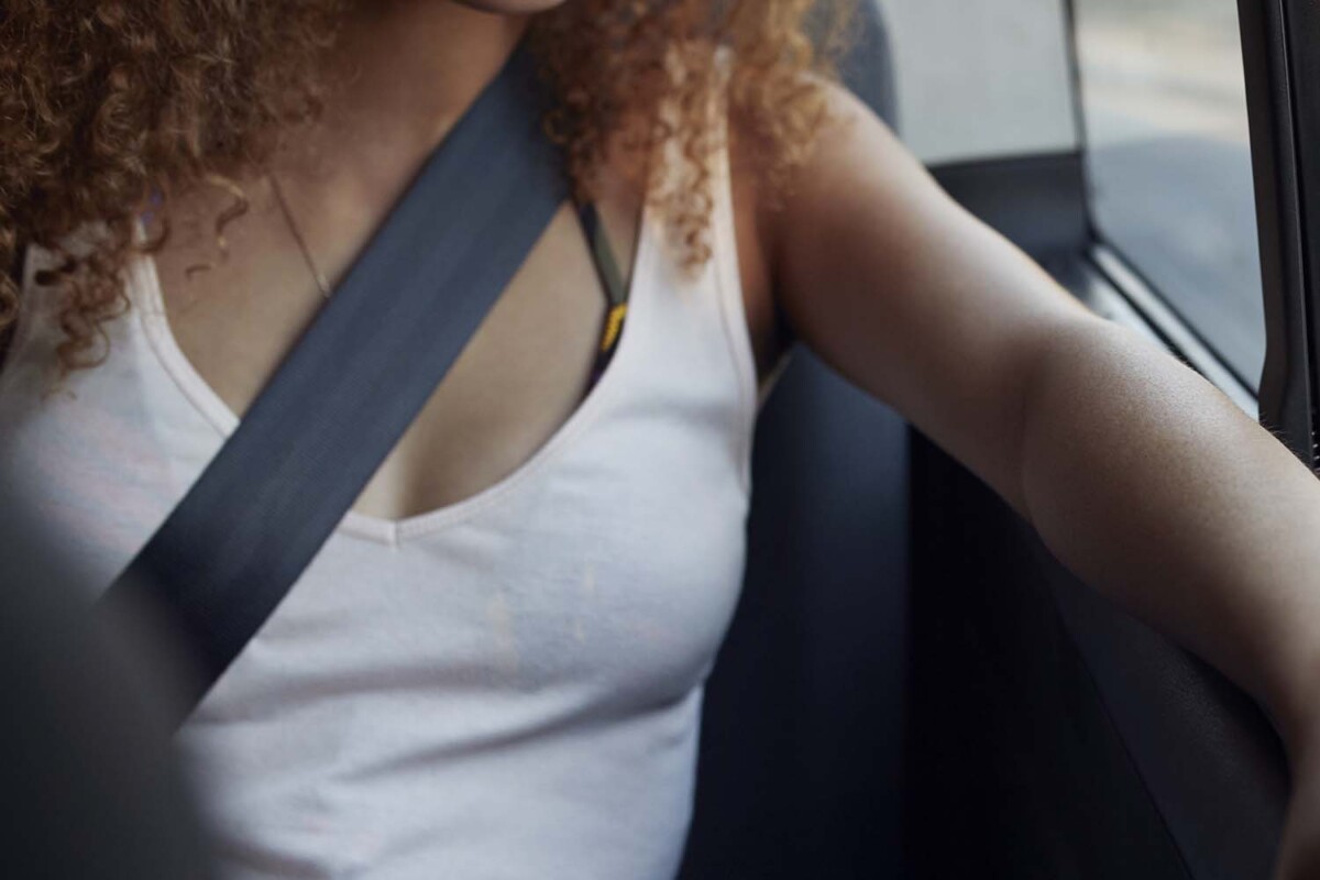 Érzékeny mellbimbói miatt büntettek meg egy női autóst a Balatonnál