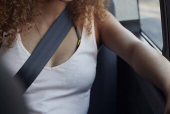 Érzékeny mellbimbói miatt büntettek meg egy női autóst a Balatonnál