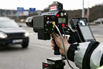 Összefogtak a falusiak, együtt mérik a gyorshajtókat