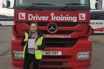 Nem láttál még fiatal lányt így tolatni kamionnal