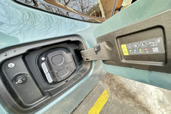 Hat büntetést kapott a nyakába egy villanyautós töltés közben