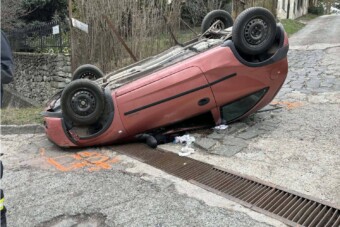 Rejtély, hogyan állt fejre ez az autó