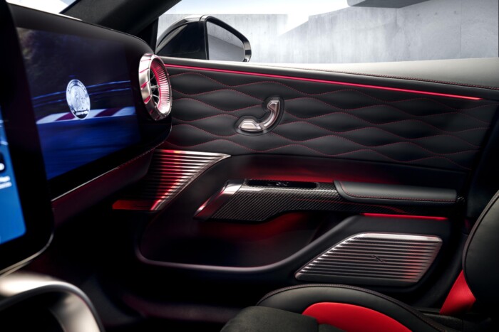 Jön a Mercedes brutális szedánja: első fotók 10