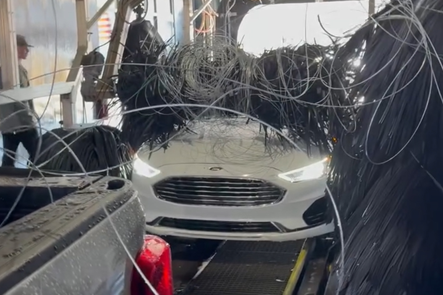 Beállt az autómosóba a pickup, de valami a platón maradt