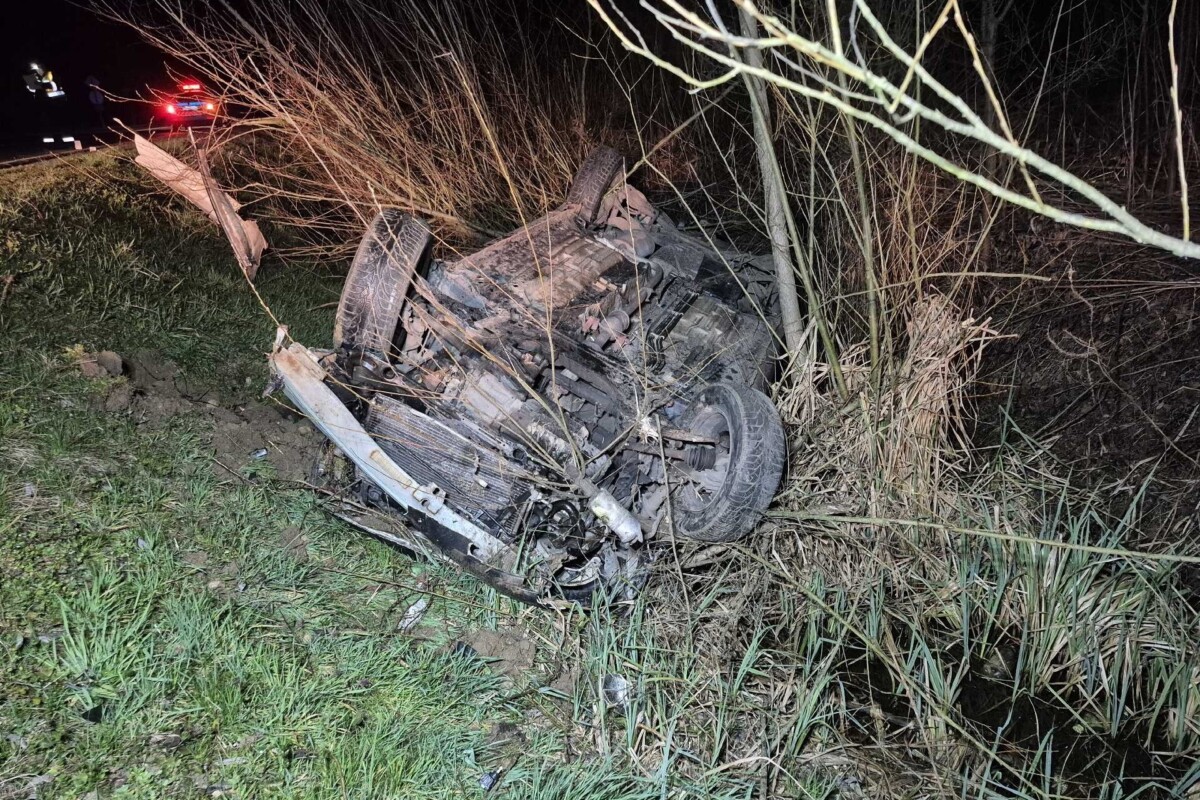 A rendőrök is meglepődtek a válaszán: totál részegen tette tetőre autóját a 7-es főúton